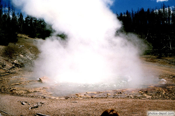 photo de geyser fumant et bouillonnant