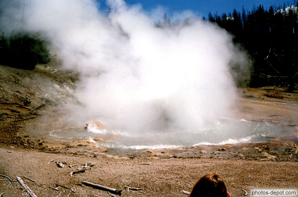 photo de geyser commence à entrer en activité