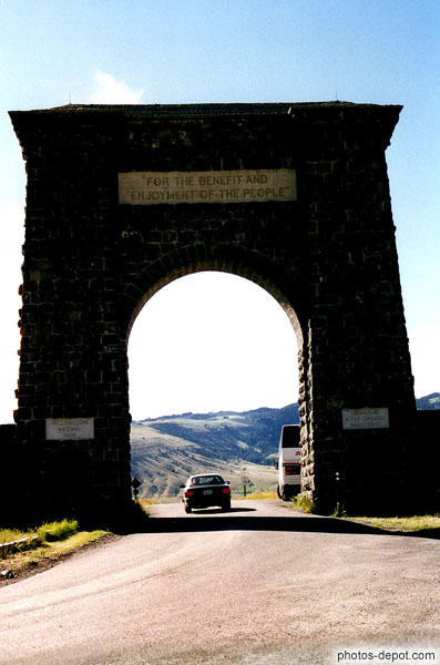 photo de porte d'entrée du Yellowstone national park : for the benefit and enjoyment of the people