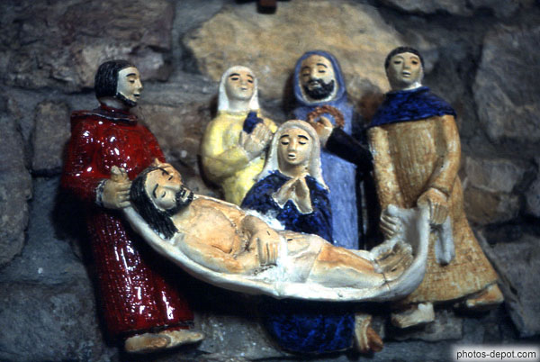 photo de statuettes peintes du Christ sur son linceul entouré de femmes et disciples