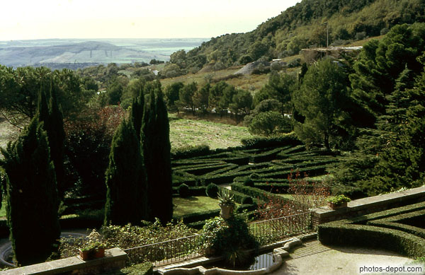 photo de jardins à la française devant la vallée