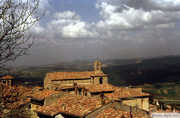 photo de toits de tuiles et église du village