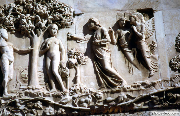 photo de Dieu suivi de 2 anges présentant l'arbre interdit à Adam et Eve, Bas relief