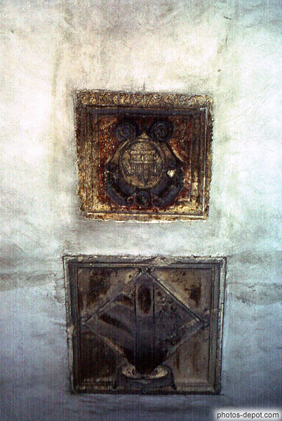 photo de Blasons des Habsbourg et Farnese sur un mur