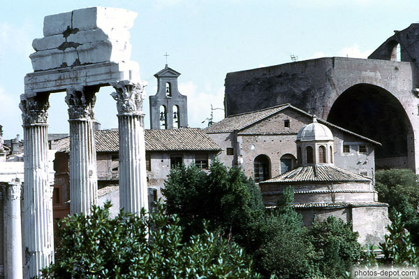 photo de 3 colonnes du temple de Castor et Polux