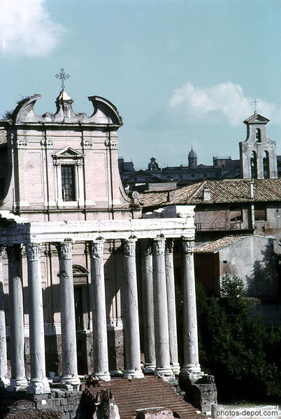 photo d'Eglise St Lorenzo,  construite par les ChrÃ©tiens Ã  l'intÃ©rieur du temple romain d'Antoine et Faustine