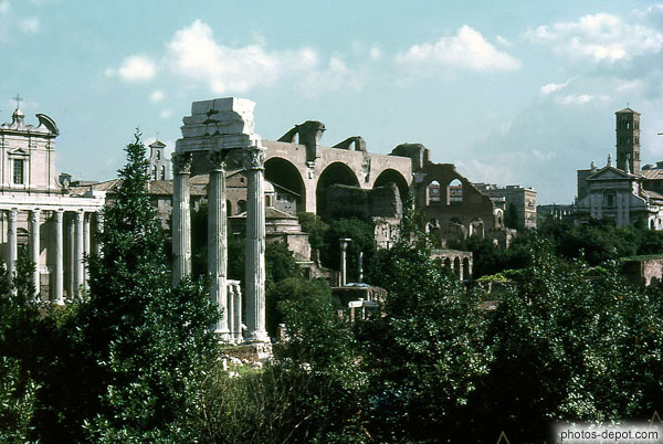 photo de ruines du Forum derriere les arbres
