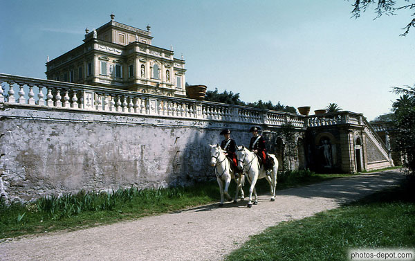 photo de Gardes à cheval devant La villa Doria Pamphili