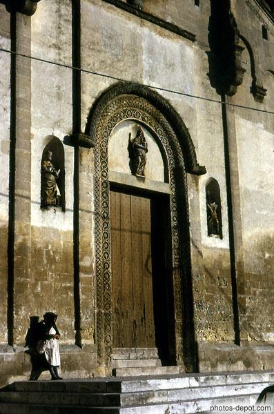 photo de Malicia vieille femme devant l'église