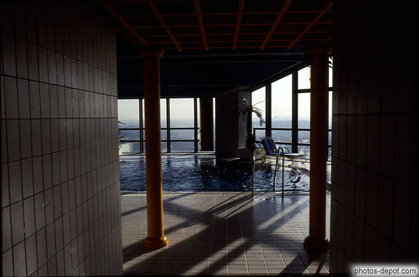photo de piscine intérieure dans une tour