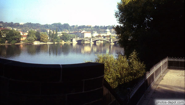 photo de pont sur le fleuve