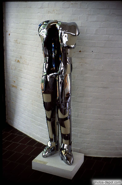 photo de statue moderne sans tête