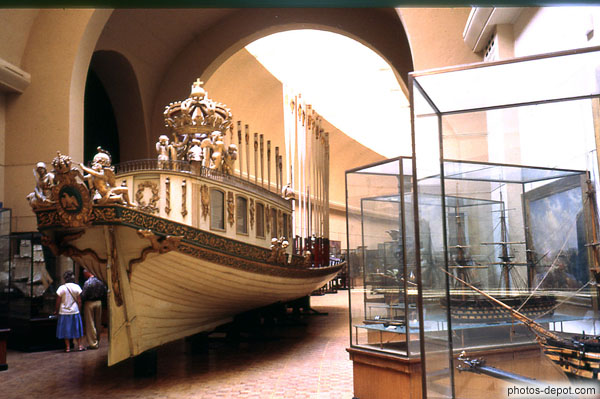 photo de bateau de bois décoré surmonté d'une couronne