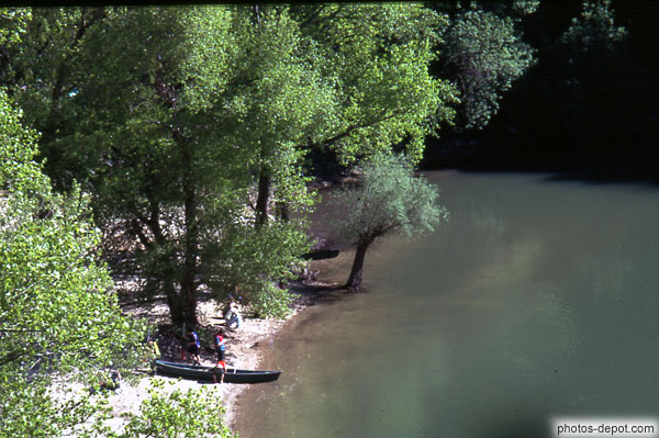 photo de canoe dans le fleuve