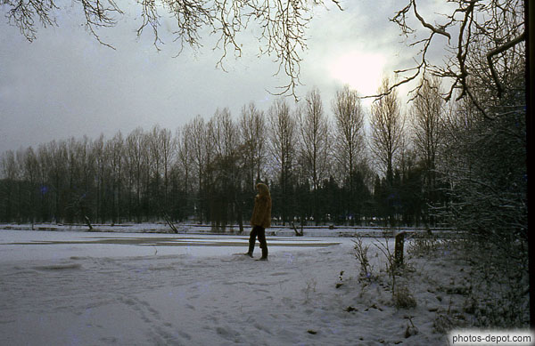photo de femme devant lac gelé