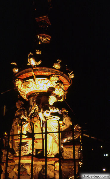 photo de fontaine la nuit