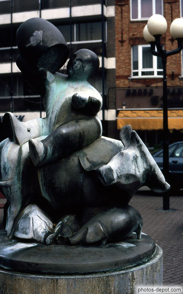 photo de statue  homme sur taureau art moderne
