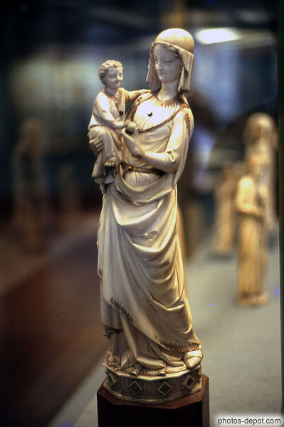 photo de fine statue de Vierge à l'enfant
