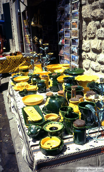 photo de poteries jaune et vert