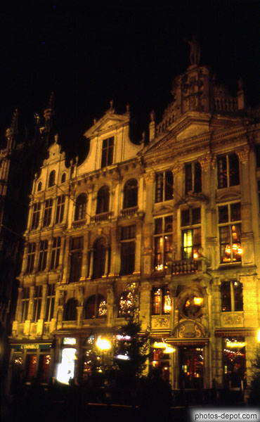 photo de maisons Grand Place la nuit
