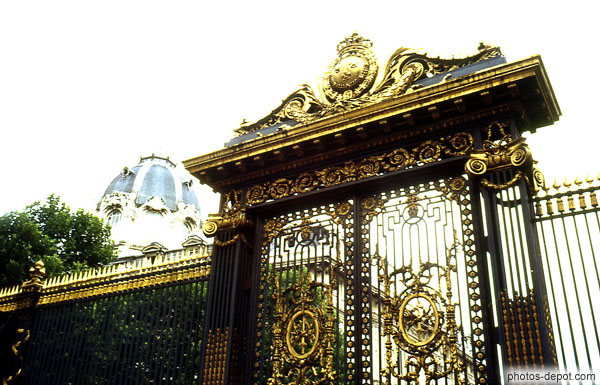 photo de portail et grille dorées du château de Versailles