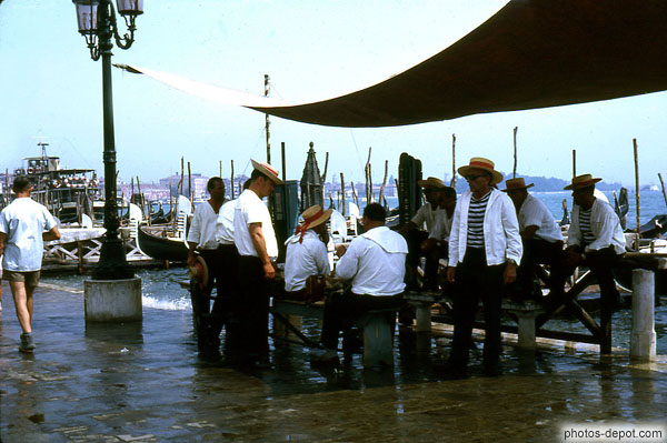 photo de marins sur le port