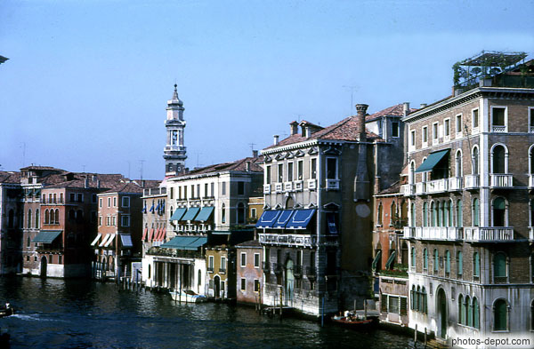 photo de maisons sur le canal