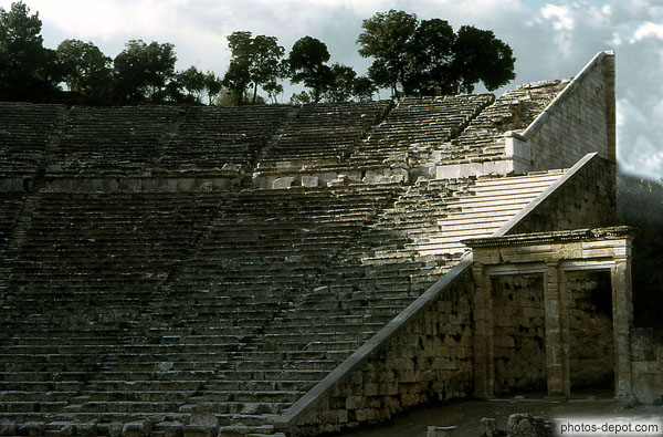 photo de Le théatre d'Epidaure,  dont l'acoustique permet d'entrendre gratter une allumette depuis les plus hautes marches