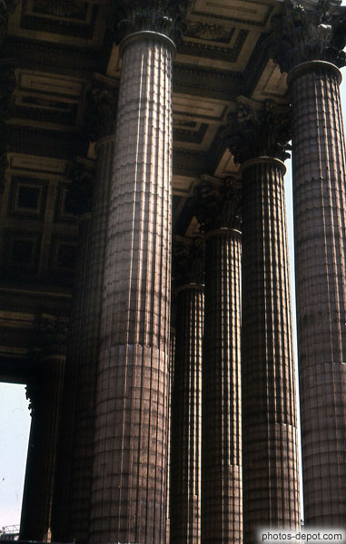 photo de longues colonnes striées du temple
