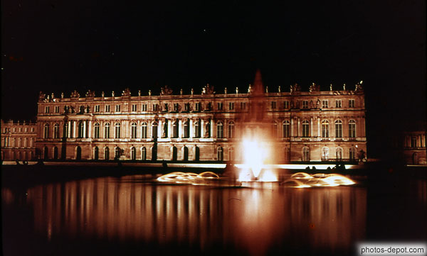 photo de chateau éclairé la nuit