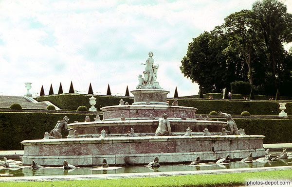 photo de fontaine à étages au chateau de Versailles
