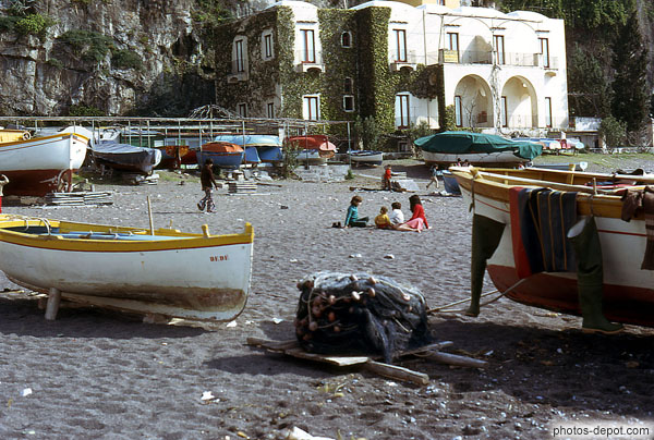 photo de barque de Dédé et filets de pêche sur la plage
