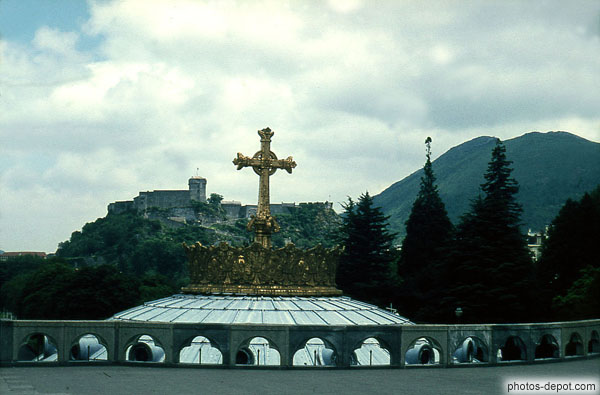 photo de croix couronnée et chateau