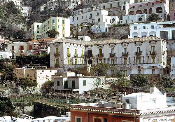 photo de maisons en étages sur la colline