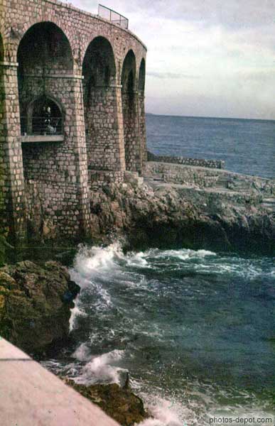 photo de murailles devant  mer