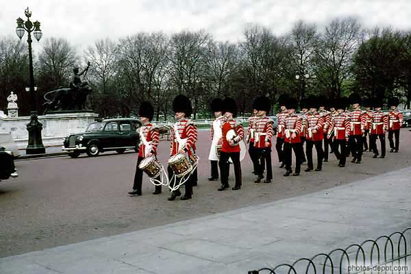 photo de parade de gardes à l'uniforme rouge et bonnet de poils