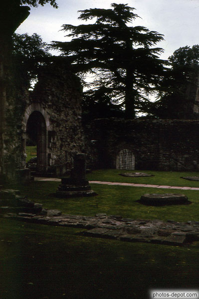 photo de cimetière en ruines