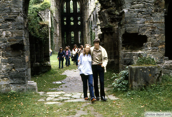 photo de couple dans cathédrale en ruine