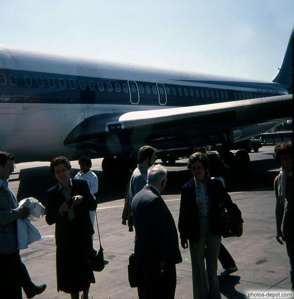 photo de passagers devant avion de ligne