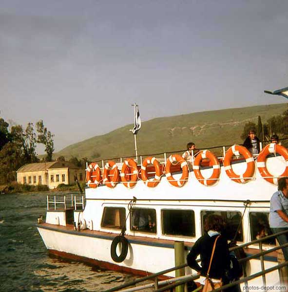 photo de bateau de touristes