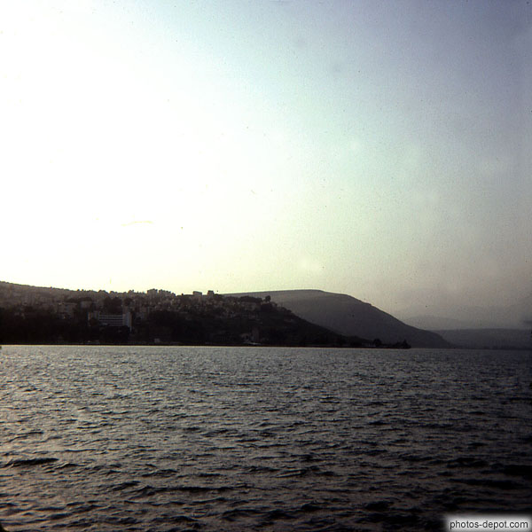 photo de ville à flanc de colline devant la mer