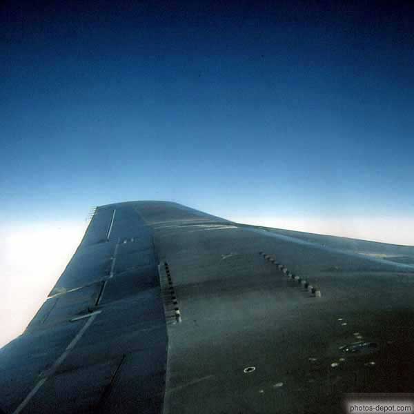 photo d'aile d'avion dans le ciel