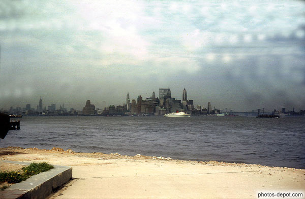 photo de bateau devant Manhattan vue de l'île de Bedloe