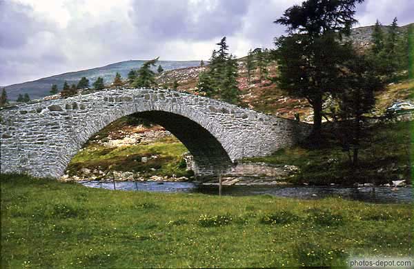 photo de petit pont de pierre à une arche