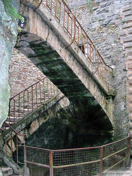 photo d'Escalier Vauban aux lignes pures aux trois volées articulées sur une voute double composé de pierres ajustées sans mortier (à sec)