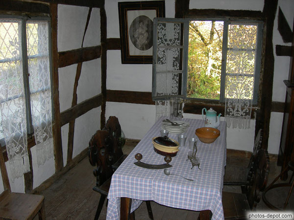 photo de table mise dans maison à colombages