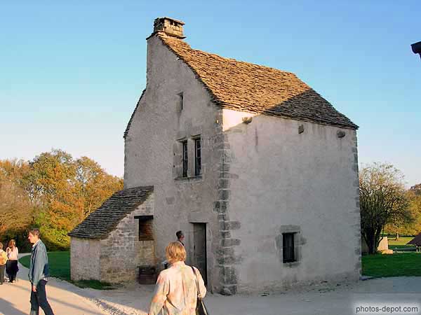 photo de maison à toit de pierres
