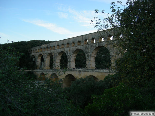 photo de Pont du Gard 360 mètres, 48 mètres de hauteur, 3 niveaux, aqueduc romain conduisant l'eau d'Uzès à Nimes