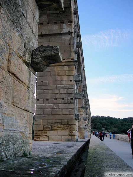 photo de piliers du Pont du Gard en pierre de Vers (calcaire coquilier)
