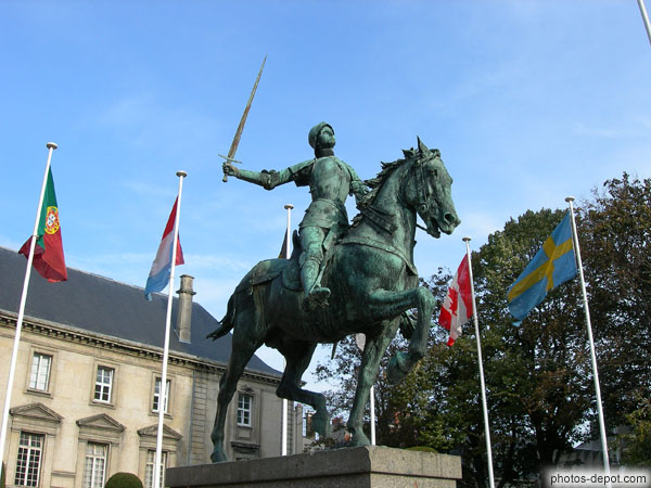 photo de Jeanne d'Arc épée tirée, statue équestre